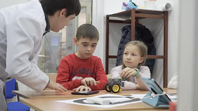 一群小学生在教室里上课视频素材