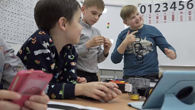 一群小学生在教室里上课视频素材