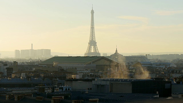 法国日落巴黎著名的画廊老佛爷屋顶城市景观埃菲尔铁塔全景4k视频素材