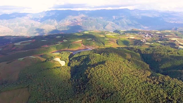 鸟瞰图风景村庄在多彩的山谷，贵州省，中国视频素材