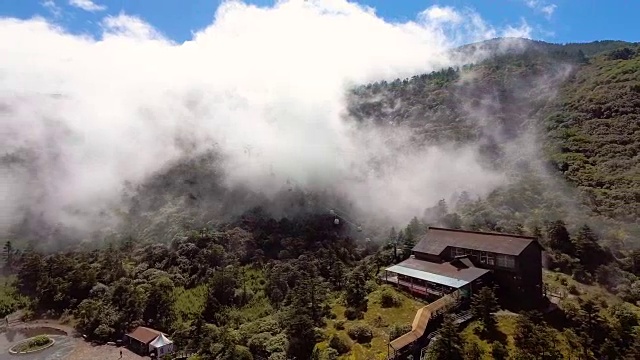 缆车运行在山上与雾流动，轿子山，中国云南省视频素材