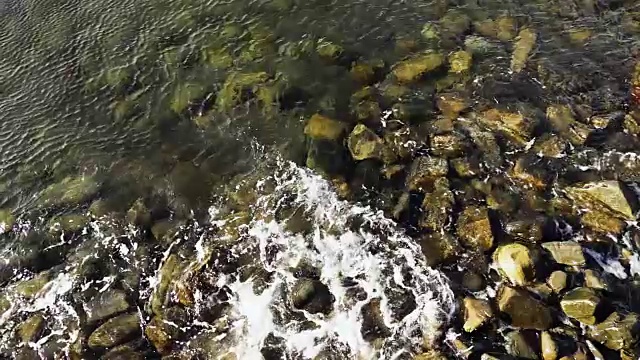 海浪拍打岩石的俯视图视频素材