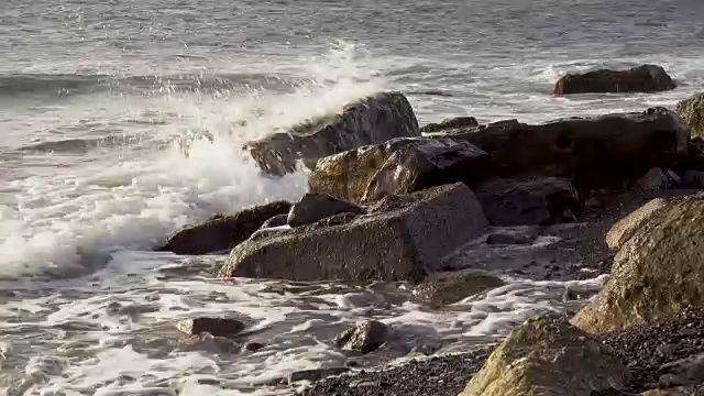 海浪会因为大石块而崩裂视频素材