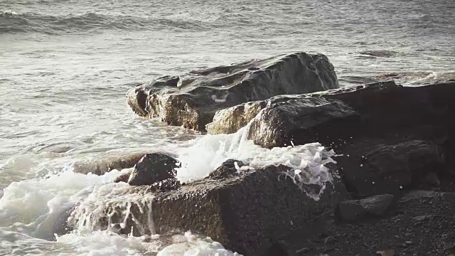 慢莫海浪击碎巨石视频素材