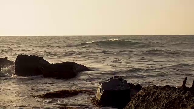 海浪平静地拍打着海岸视频素材