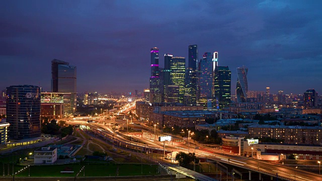 俄罗斯夜间莫斯科交通道路环屋顶空中全景4k时间推移视频素材