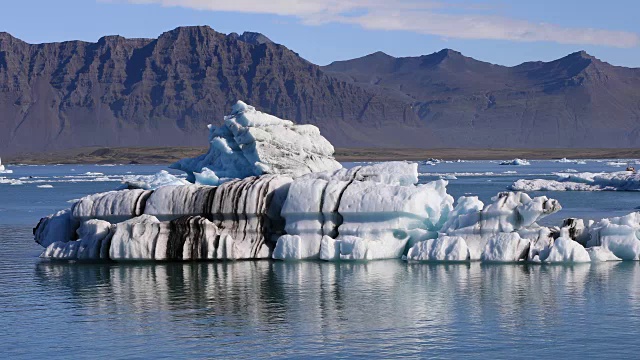 冰岛Jokulsarlon冰川湖中漂浮的冰山视频素材