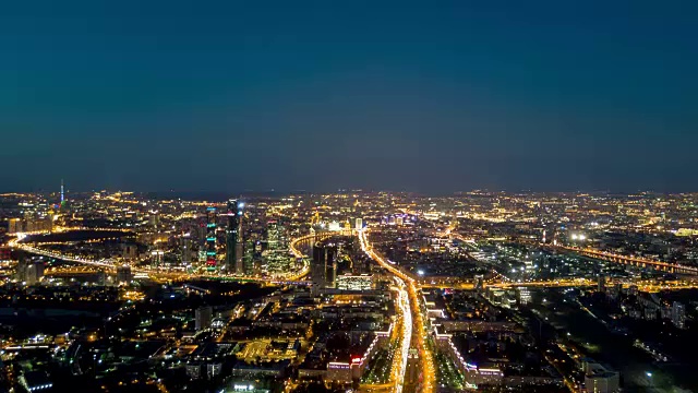 俄罗斯莫斯科城市夜间灯火通明交通库图佐夫斯基展望公园空中全景，4k时间流逝视频素材