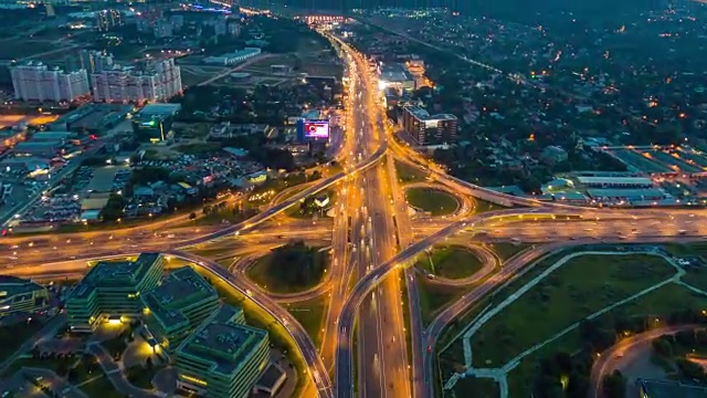 俄罗斯夜间照明莫斯科城市路口交汇处空中全景图4k视频素材