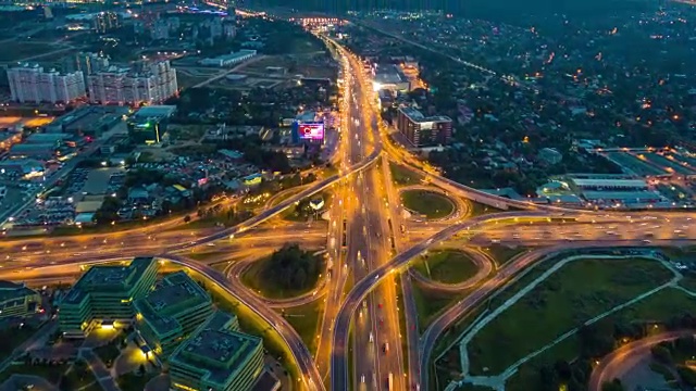 俄罗斯夜间照明莫斯科城市路口交汇处空中全景图4k视频素材