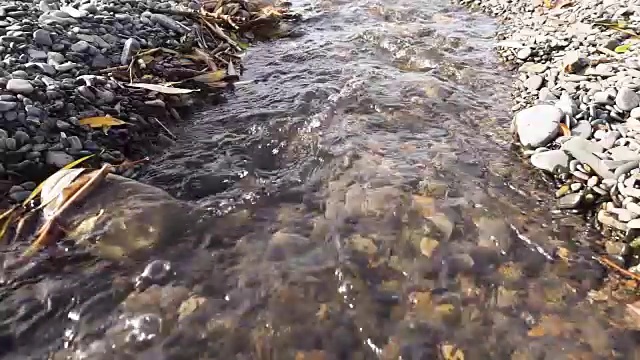 缓缓莫溪沿着卵石河床流淌视频素材