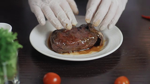 近距离腌制肉类。把酱油和肉一起倒进盘子里视频素材