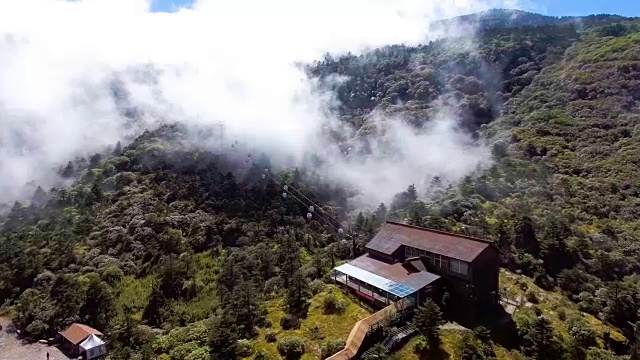 缆车运行在山上与雾流动，轿子山，中国云南省视频素材