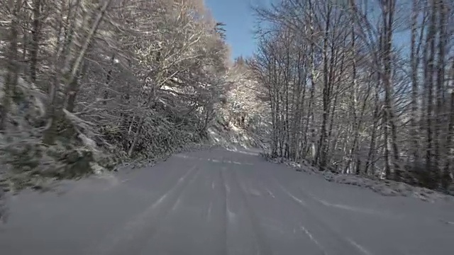 冬季雪地道路驾驶-阳光小川原关隘在日本长野视频素材