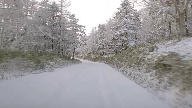 在日本长野的小原关口，冬季雪地行驶视频素材