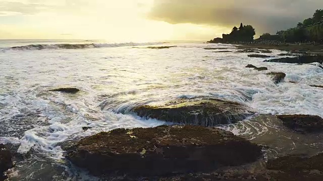 Tanah Lot寺庙在印度尼西亚巴厘岛日落和与海洋潮汐。视频素材