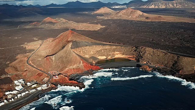 El Golfo火山湖鸟瞰图，兰萨罗特，加那利群岛，西班牙视频素材