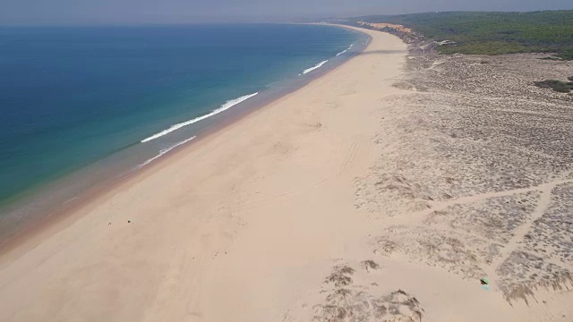 鸟瞰图与泻湖的海洋海滩视频素材