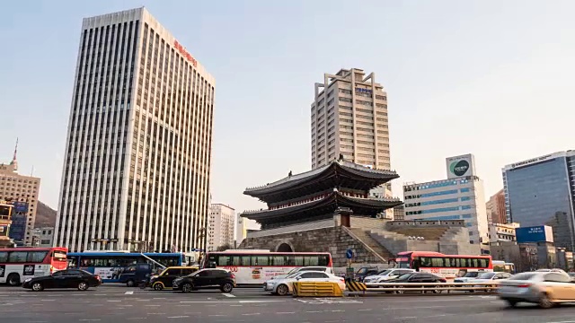 韩国第一个国宝——新格里门(也叫南大门门)周围宽阔的道路上的交通景象视频素材