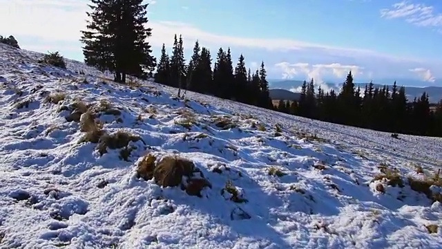 个人视角在雪山远足，徒步者行走。雪的冬天的风景。视频素材