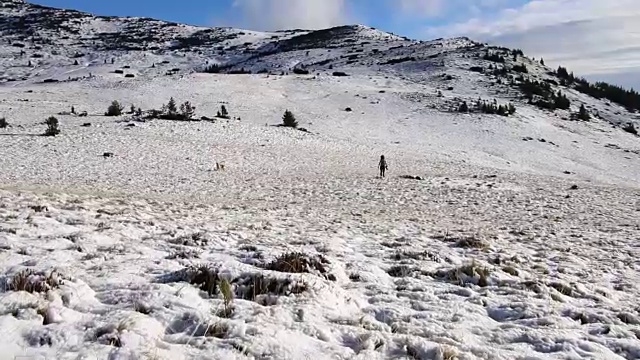 个人视角在雪山远足，徒步者行走。雪的冬天的风景。视频素材