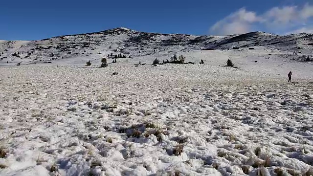 个人视角在雪山远足，徒步者行走。雪的冬天的风景。视频素材