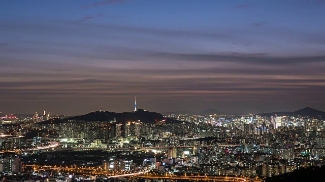 日落到夜景的首尔市和北首尔塔(著名的旅游目的地)在远处视频素材