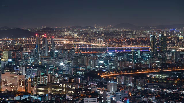 夜景首尔市的城市景观和交通在桥上移动视频素材