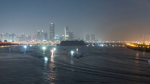 夜景的帆船和游艇附近的Nodeulseom岛视频素材