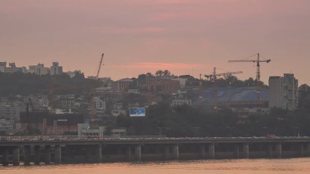 在黑石洞的奥林匹克大道和住宅区上行驶的车辆的日落视图视频素材