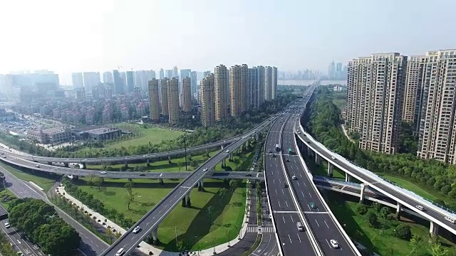 现代城市道路交汇处视频素材