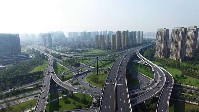 现代城市道路交汇处视频素材