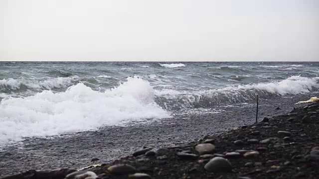 慢莫海水在卵石滩上视频素材