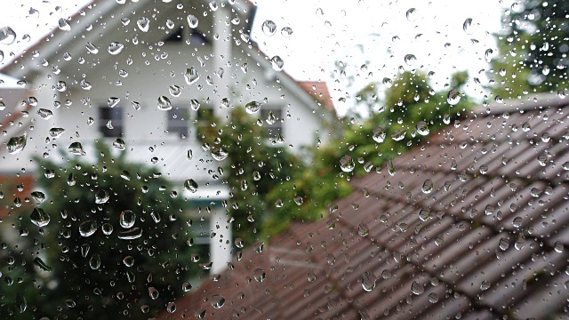 雨点打在窗户玻璃上，可以看到邻居的房子视频素材