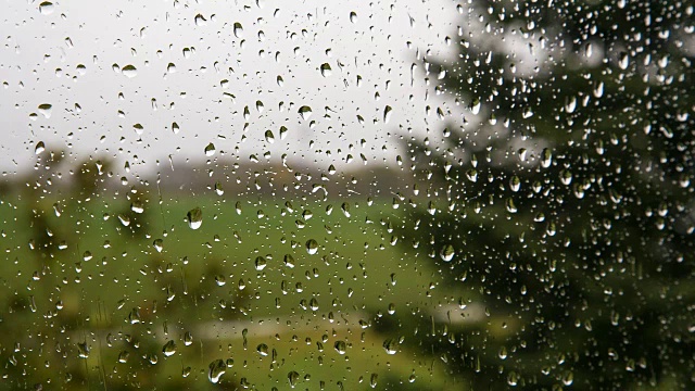 雨落在窗玻璃上视频素材