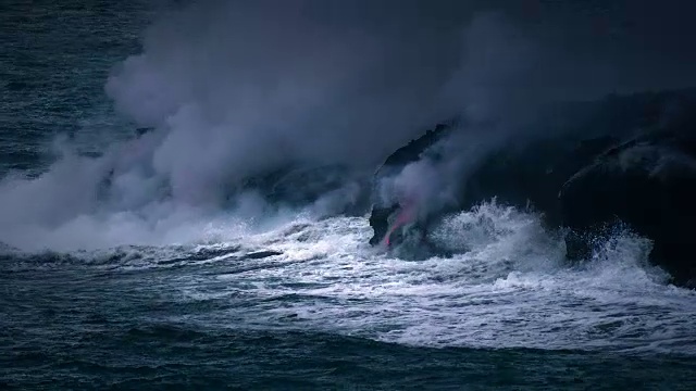 夏威夷火山国家公园熔岩流入太平洋熔融视频素材