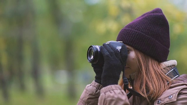 美丽的两个女人旅游摄影师拍摄森林在秋天的一天视频素材