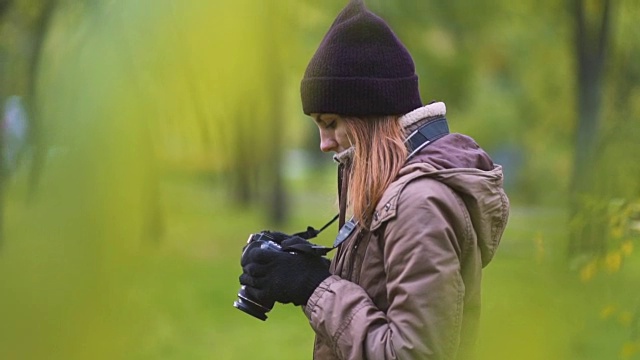 美丽的两个女人旅游摄影师拍摄森林在秋天的一天视频素材