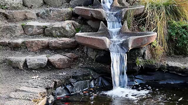 水从喷泉碗流向池塘视频素材