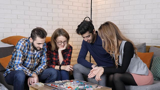 亚洲女孩在棋盘游戏中掷骰子，每秒50帧视频素材