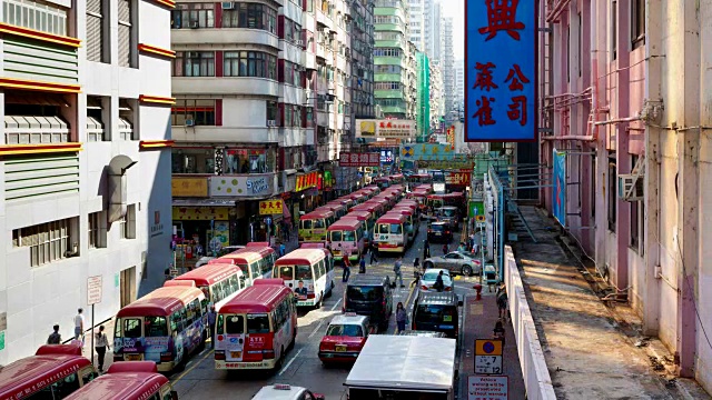 香港旺角繁忙街道上的本地小巴-时间流逝视频素材