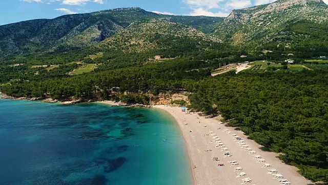 Zlatni Rat鸟瞰图，克罗地亚布拉克岛的沙滩视频素材