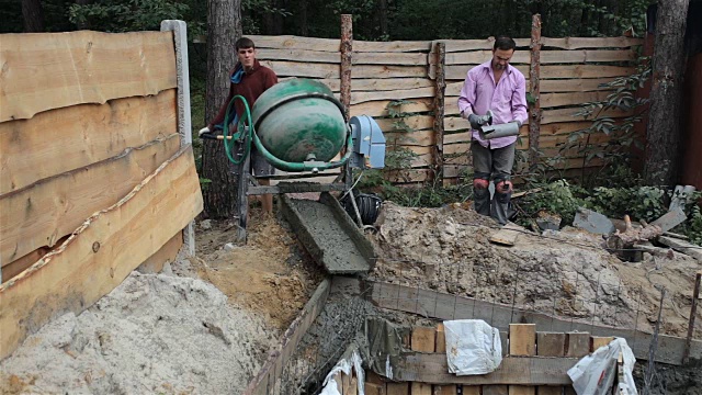 建筑工人们正在建筑工地上干活。视频素材