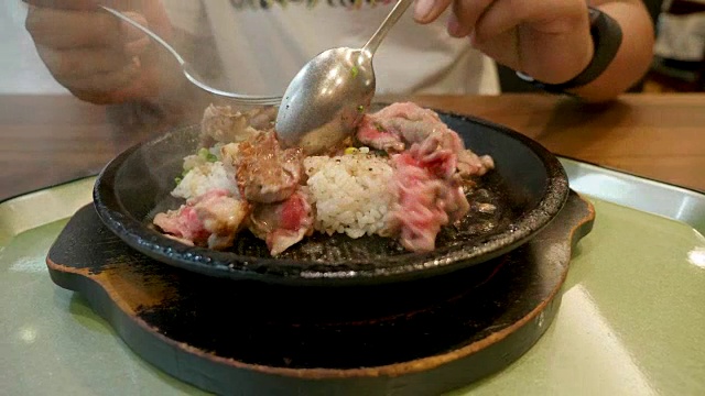 慢动作牛肉辣椒日本饭热盘。视频素材