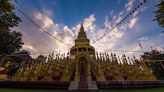 夕阳和云移动在Wat Pasawangboon宝塔，泰国萨拉布里。视频素材