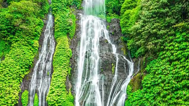 时间推移近距离的秘密巴厘岛丛林瀑布叫Banyumala，印度尼西亚视频素材