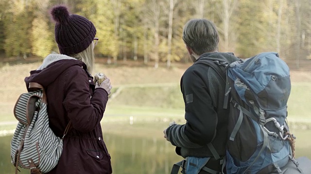 男男女女在湖边徒步旅行视频素材