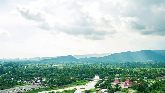 美丽的阳光在热带森林与山区背景在农村地区，航空时间流逝视频素材