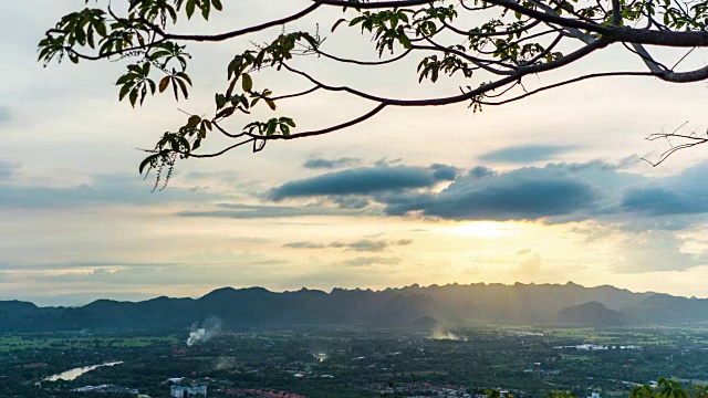 高角度的景观在日落稻田与山的背景，泰国。时间流逝的视频视频素材