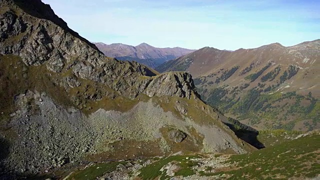 高的洛矶山脉。群山和天空的全景视频素材